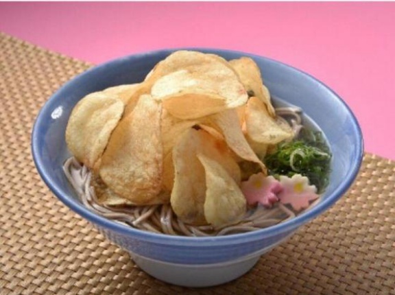 海外「実は結構美味しいかもしれない……」日本で食べられるポテトチップ蕎麦に対する海外の反応