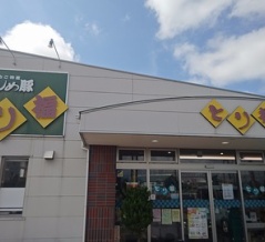 またまたお肉屋・惣菜屋さんを開拓して買い食い！看板にえちご特産うんめ豚とあるがお店の名は  『とり福』