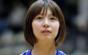 レズビアン公表の元バレー選手、パンツを下げたセクシーショットを公開しネット騒然