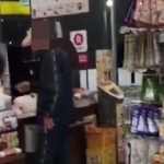 【炎上】コンビニで店員を恫喝、土下座を強要する動画が流出！店を特定、取材に「被害届は出しません」