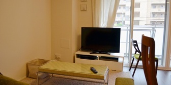 夫が窓の前にテレビを設置していて、それにとても不満だが、夫の理由は「角に置くのは嫌だから」だけ。それだけ？