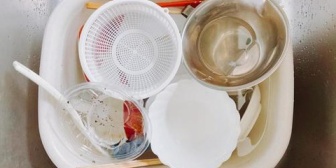 旦那が「お腹空いた」とうるさいので食事を作ったら、食べて満足した後食器そのままで自室へ。パソコンで遊ぶ時間があるなら洗えよ