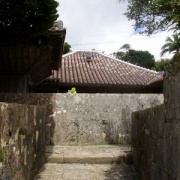 沖縄の古民家 中村家住宅 中年とオブジェ