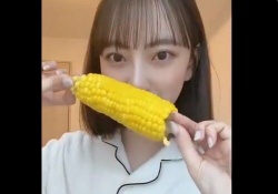 咀嚼音が・・・！ 堀未央奈のもぐもぐ動画、いい音・・・・・！！！