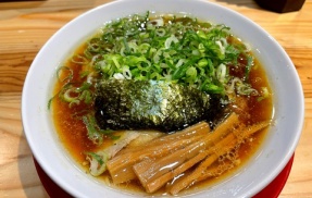 姫路　しょうゆらーめん♪《らーめん だdaだ》