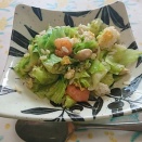 イートインスペースで、海老レタス炒飯、岡山からピオーネ、茶色ご飯、