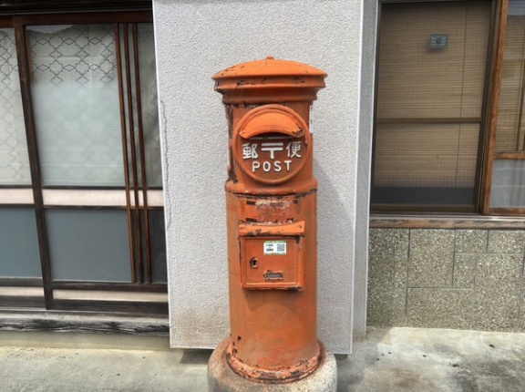 【郵便ポスト】大川とか、昭和レトロ居酒屋「凪商店」の近くで、これまた昭和レトロなポストを発見。(沼津市戸田)