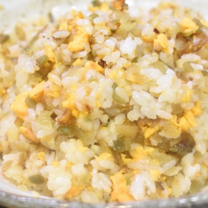 たっぷり入れて♪ザーサイにんにく炒飯