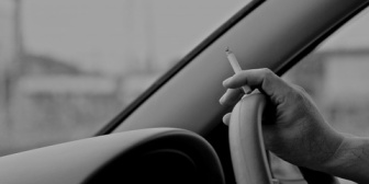 聞いてほしい。今日窓を開けて運転していたら前方にいた車の運転席から腕が出ていてよく見たらオッサンがタバコの灰を…