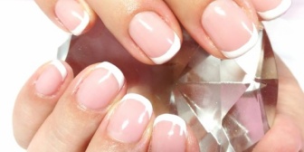 夫の友人夫婦２組を新居に招待した。→その友人夫婦のうちのＡ夫が夫に「おまえさー、ちゃんと嫁さん躾けろよ。ネイルなんかした手で作った料理出させるなよ」って言った。→