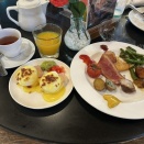④4月25日　サヌール　ハイアットの朝食1⃣エッグベネディクトやインドカレー
