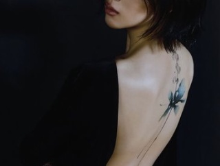 【悲報】三吉彩花さん、背中にド派手なタトゥーを入れてしまう・・・・・・・・・