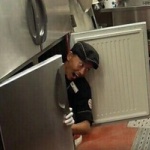 【ステーキハウス・ブロンコビリー】冷蔵庫の中に入ったバカのせいで、アルバイト22人全員解雇ｗｗｗ