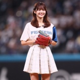 『[イコラブ] 高松瞳「楽しく投げられた」ファーストピッチに初挑戦、大暴投も大歓声』の画像