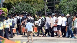 【韓国】断食するセウォル号遺族達の前で、大学生らが食事をするパフォーマンス