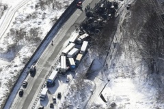 【関越道多重事故】燃えた車から遺体　死者は計2人、絡んだ車は67台に