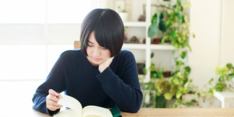 大学の課題で友達2人とグループを組んだんだけど、意見もろくに言わないし、分担した作業もしない…この2人のせいで成績が下がるのは嫌だ