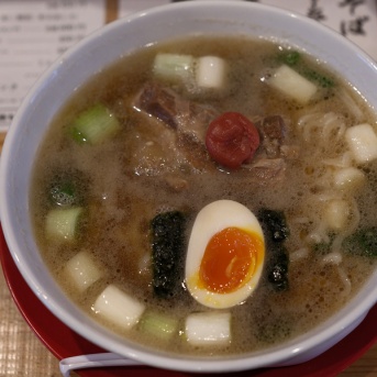 お昼は【醤油そば岩男】で豚バラ軟骨チャーシュー。昨夜の【杏仁荘】で今年産後の晩餐。