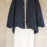 『中綿Vネックコート×ボーダーニットで50代スッキリコーデ』の画像