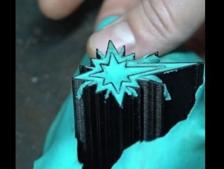 ダマスカス・ナイフの模様を、3Dプリンタでデザインするという職人技