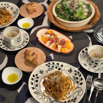 ハロウィンの残りアレンジで、ラグーソースのパスタとかの夜ごはん