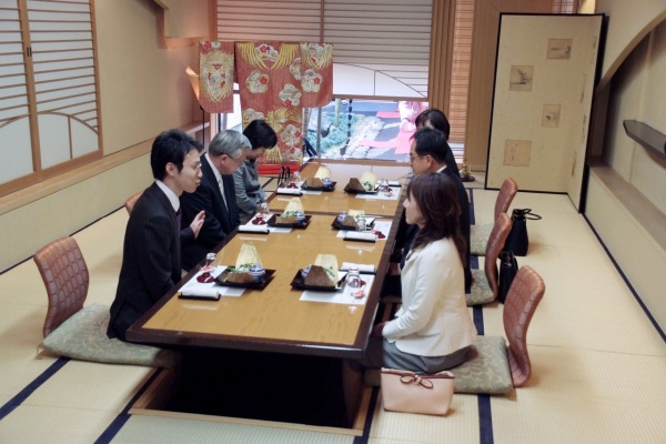 料亭の女将はご予約のお客様に丁寧にお答えさせて頂きます 和食を楽しむ老舗料亭ちかげ女将の細腕繁盛記