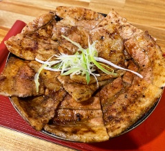 豚ロースと豚バラのハーフ＆ハーフ丼を食らう！北斗市七重浜「ぶたや」