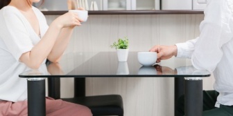 嫁の言葉使いが気取ってるように聞こえて気になる。「素晴らしいね」「素敵」とか周りで使う奴いねーよ…