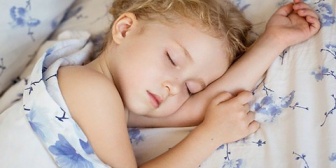 2歳8ヶ月の娘が最近昼寝をしない日がちらほら出てきた。友達の3歳児はまだ昼寝してると聞くと、うちだけ異常かと心配になる…