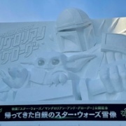 雪まつりの雪像と札幌市時計台