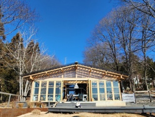 犬が遊び、飼い主がくつろぐ。アペロから始まる宿｜STAY366 一木