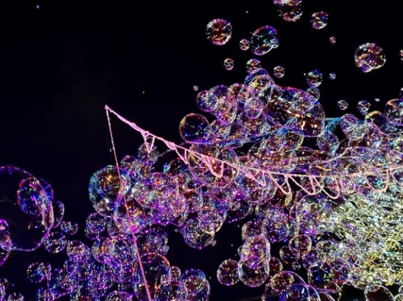 過去最大級の照明演出！？光とシャボン玉のコラボ！『しいのき迎賓館』で『AWADAMA Night Bubble Show〜夜空を埋め尽くす100万個の宝石〜』開催！8月15日。