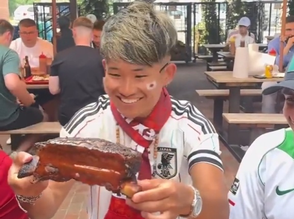 日本人がアメリカでテキサスBBQを美味しそうに食べる動画が話題に！　海外の反応。