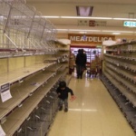 【悲報】マスコミ、新潟中越地震、広島土砂災害に続き、鬼怒川決壊取材でもコンビニの食料を買い占め