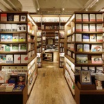 今本屋まじで少なくなってるよな 	
