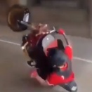 バカは路上を走ってはいけない。転倒したオートバイはすぐに発火してしまう。海外の反応