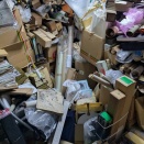 金町別墅の1階で資料の雪崩が起きた