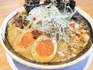 大島新町にあるラーメン店『黒仙人 白仙人』で『魚介系背油ブラック醤油ラーメン 極得 黒』食べてみた。
