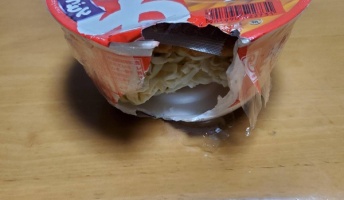 何だこれ? 家に帰ったらカップラーメン食い荒らされてたんだけど・・・・