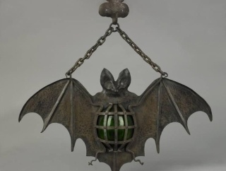 外国人「歴史を感じる興味深いアンティーク集を見せていく！」