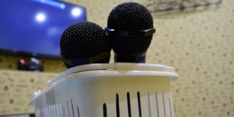 ひとりでカラオケに行って練習しようかな、おじさん一人だと変に思われないかな