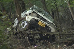 「軽乗用車が下に落ちてる」山中で転落事故　２人死亡、１人重体、1人重傷