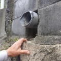 雨水配管を修理します。