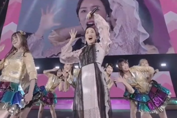 AKB48 篠田麻里子 梅田彩佳 特大晴れ着写真 篠田麻里子38歳、ダメージデニムで太ももチラ見え 色気漂う新