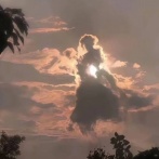 【画像】「天に旅立つ花京院」みたいな雲、発見されるｗｗｗｗ