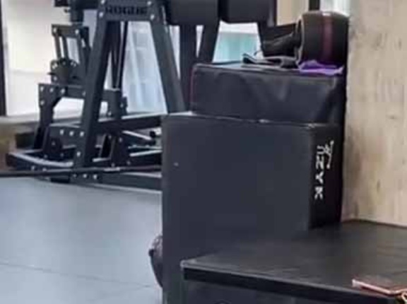 私がジムでヒップリフトをしていた。はい、そのままキープ！ → 隣にいた彼はこうします…