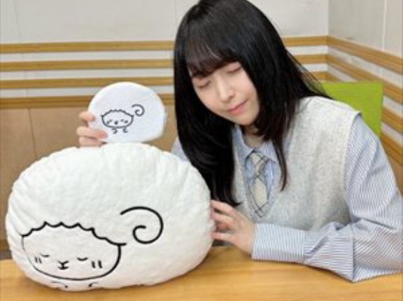 【悲報】羊宮妃那さん、クッションを抱いて生配信・・・