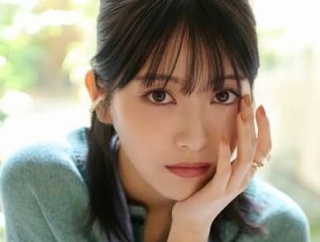 「消えちゃいそう…」浜辺美波の”儚すぎる”最新ショットに反響「結婚したい」「透明感えげつない」