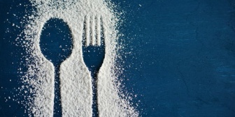 専業主婦希望の彼女の手料理は喉が少し痛くなるくらい甘い。砂糖を減らしてほしいというと「ハチミツ使うね！」