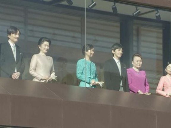 【2026年皇居一般参賀】美智子さまがお手振りをされなかった理由とは？悠仁さま初参加と愛子さまとの関係に注目